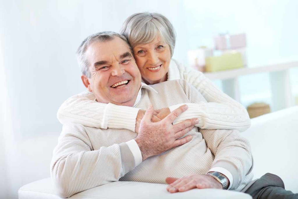 uomo e donna anziani felici