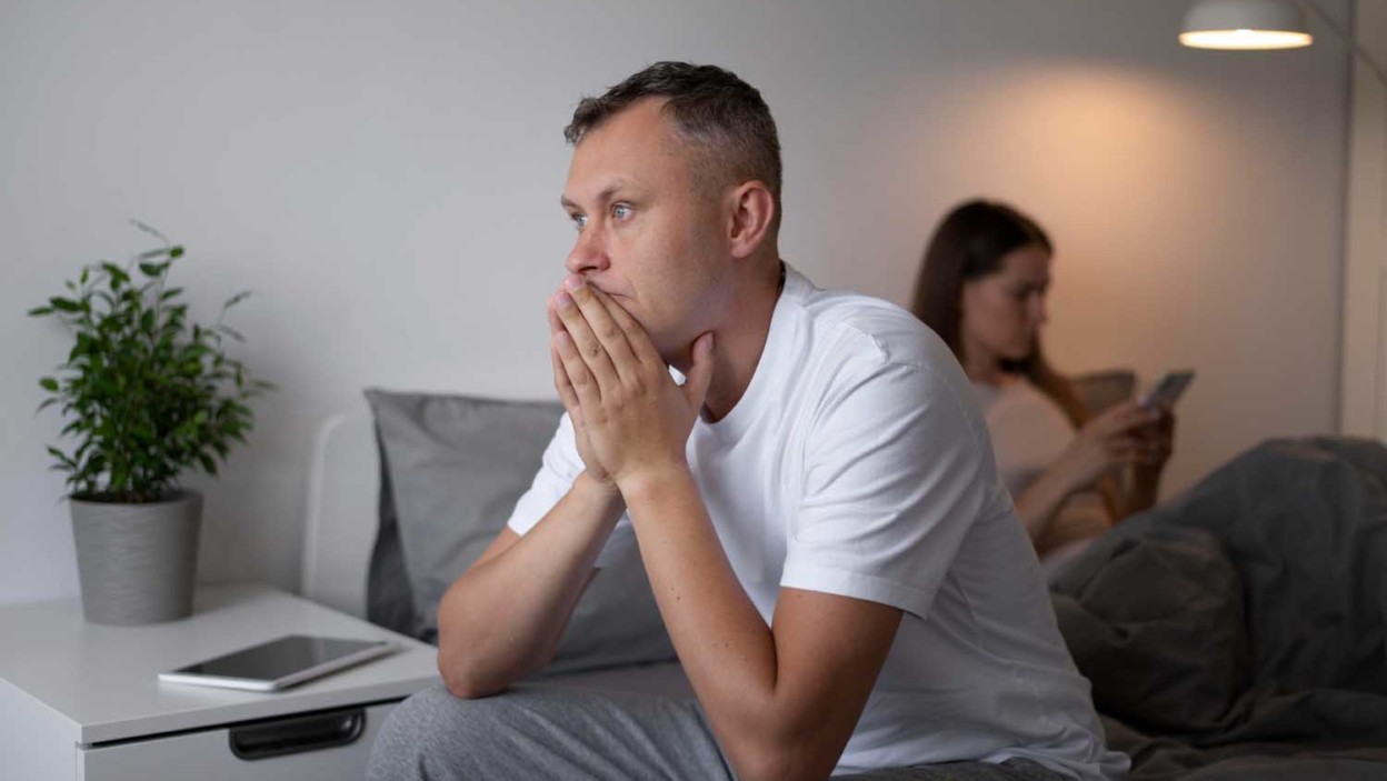 uomo e donna con problemi a letto