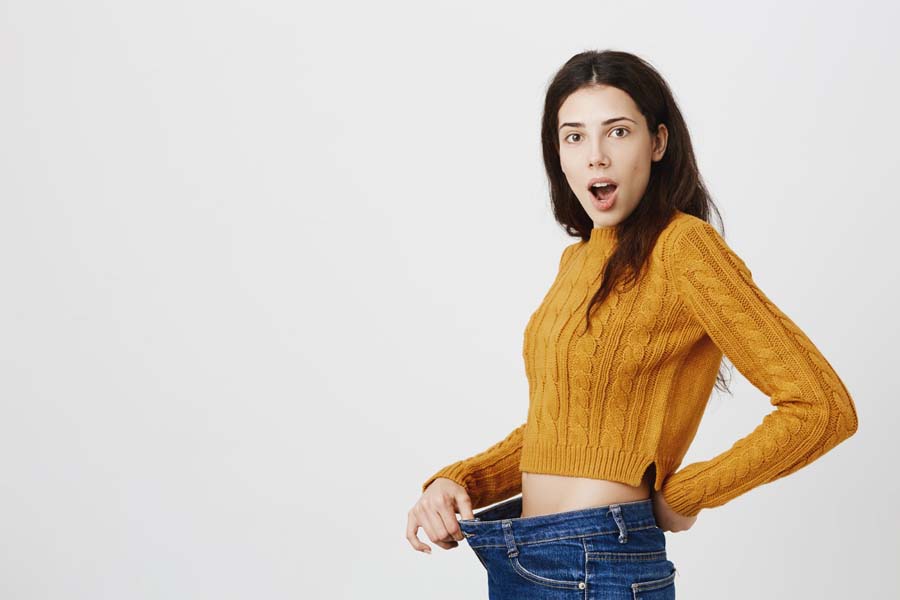 ragazza stupita del suo dimagrimento