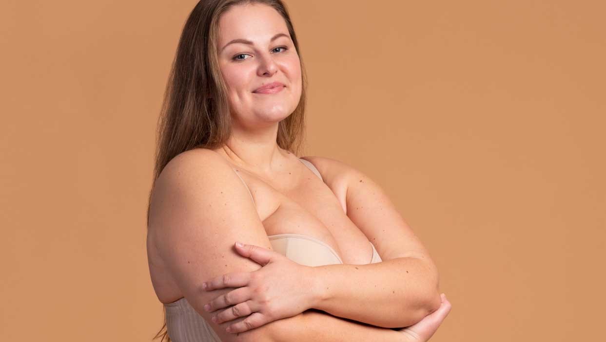 ragazza in carne con braccia in evidenza