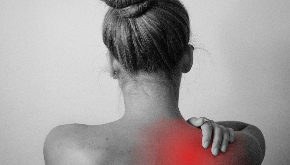 donna che soffre di dolori articolari