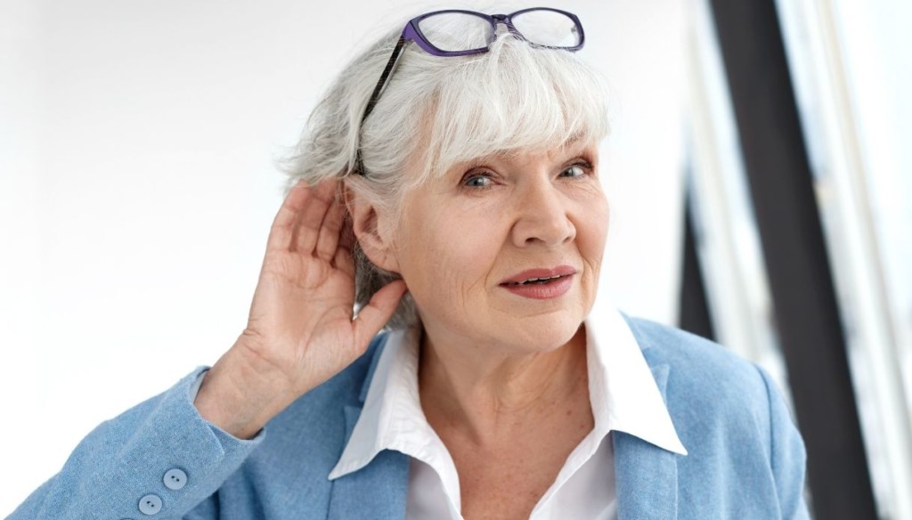 donna con problemi di udito e indicazioni per clean ear