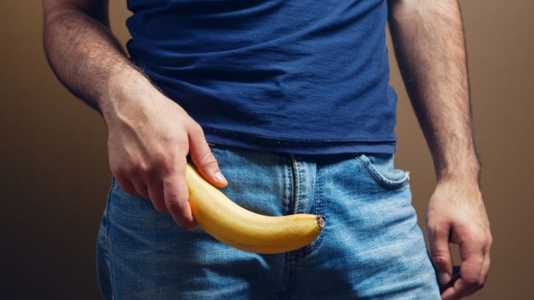 uomo con banana in mano che si chiede come allungare il pene