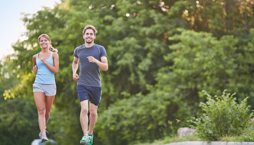 uomo e donna che provano a correre per dimagrire