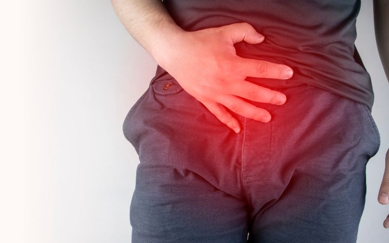 uomo con dolori alla prostata