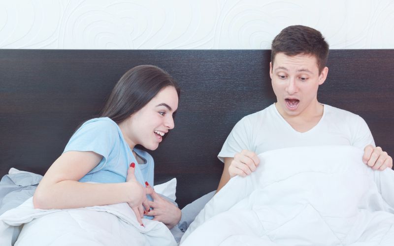 uomo e donna a letto con risultati integratori