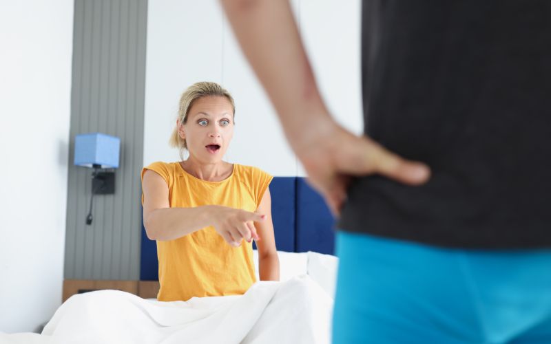 donna che si sorprende per risultati uomo