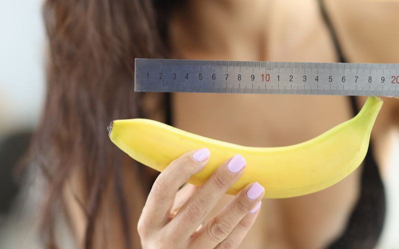 donna che misura una banana