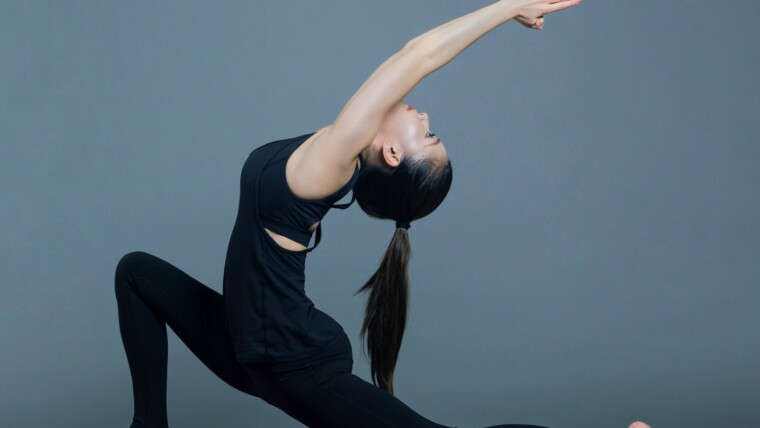 ragazza che fa esercizi di Stretching Essenziali