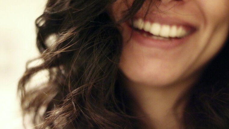 donna che sorride denti e gengive